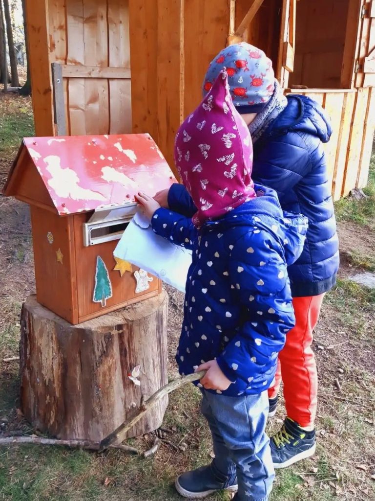 Am Weihnachts-Wunschbriefkasten