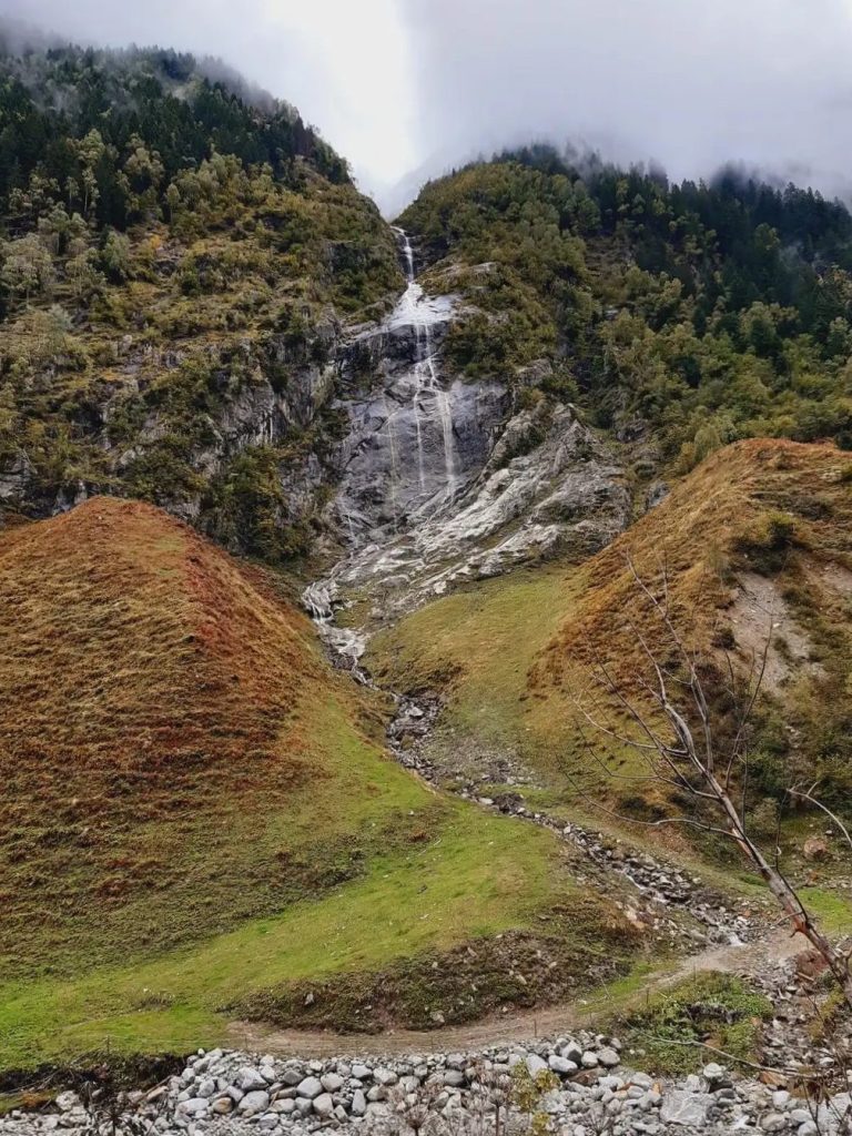Wasser stürzt überall zu Tal Wasser stürzt überall zu Tal