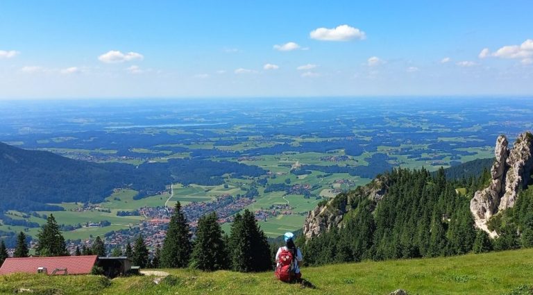 Am Fuße der Kampenwand mit Blick zum Simsee Am Fuße der Kampenwand mit Blick zum Simsee