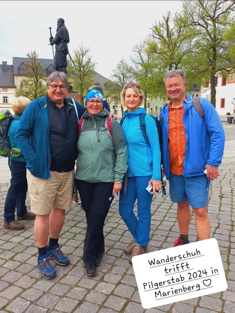 Wanderschuh trifft Pilgerstab