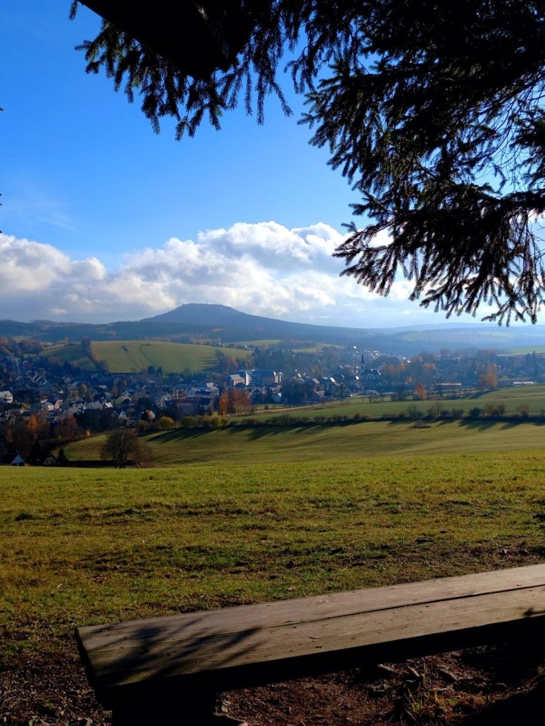 Ein herrlicher Blick über das Sehmatal zum Bärenstein