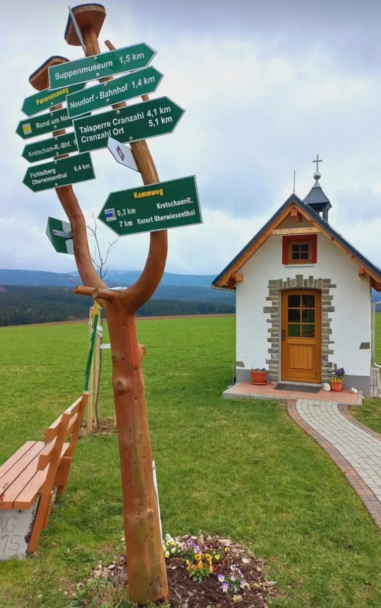 Die Kretschamer Wanderkapelle liegt direkt am Kammweg Erzgebirge-Vogtland