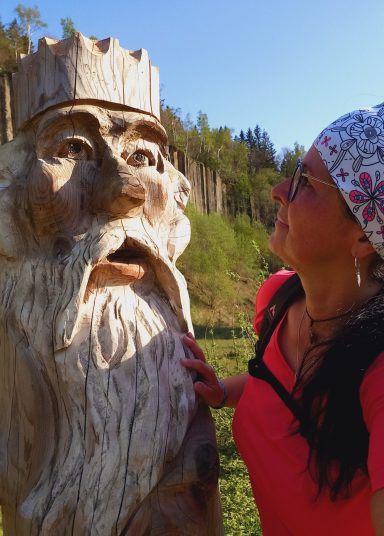 Silvana und der Waldkönig aus Holz